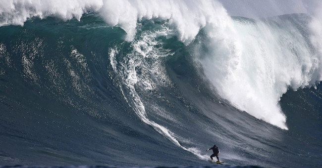 The highest wave in the world, more than 6-storey house in the Atlantic Ocean
