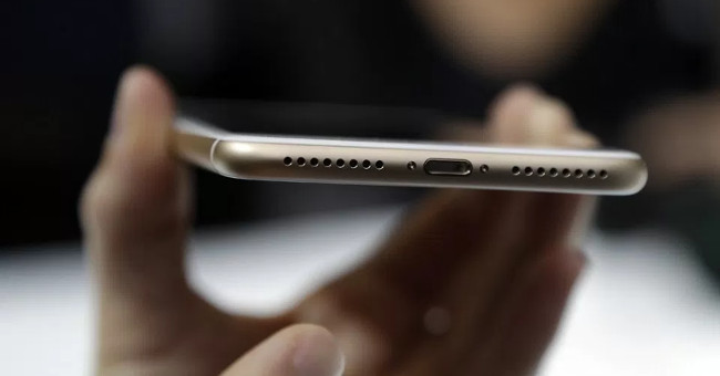 The idea of using clothes to charge your mobile phone