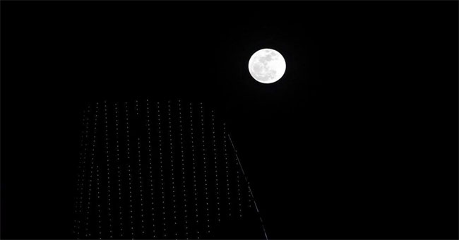 The image of Super Moon is 70 years only once in Vietnam