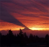 The image of the spectacle of the mountain shadow splashes into the clouds