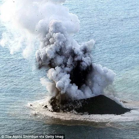The island suddenly rises in the middle of the sea, 12 times bigger after 2 years
