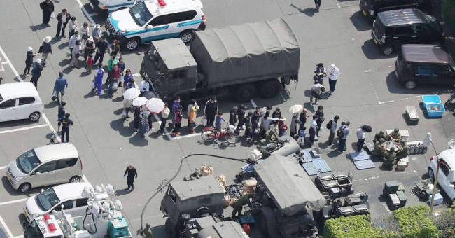 The Japanese lined up to receive rice balls after the earthquake disaster