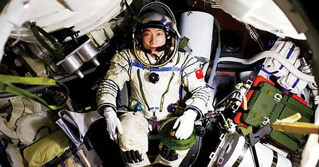 The knocking of the door outside the ship made the Chinese astronaut bewildered