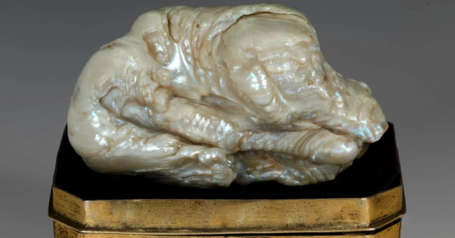 The largest freshwater pearl block in the world is worth 632,000 USD
