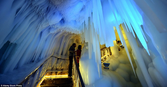 The largest ice cave in China does not melt in summer