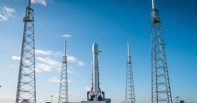The launch of the Falcon 9 rocket landing succeeds but SpaceX destroys the secret Zuma satellite