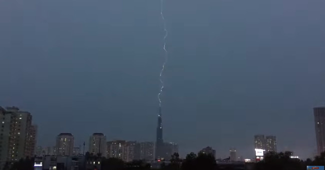 The lightning moment ripped the sky straight into Landmark 81 building