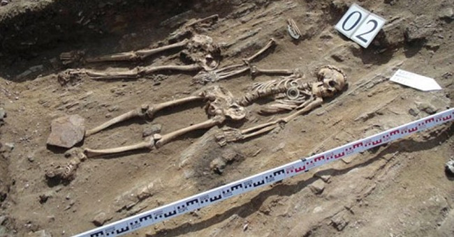The lovers hold each other's hands tightly for 5,000 years in the tomb