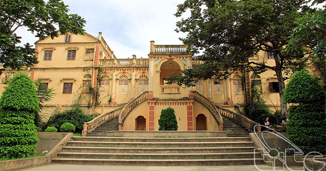 The mansion of the cat king of Bac Ha