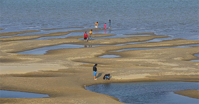 The Mekong River changes from alluvial to blue