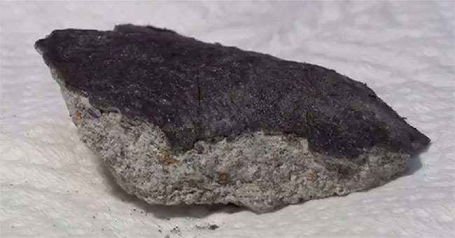 The meteorite of the Earth age falls ... the roof