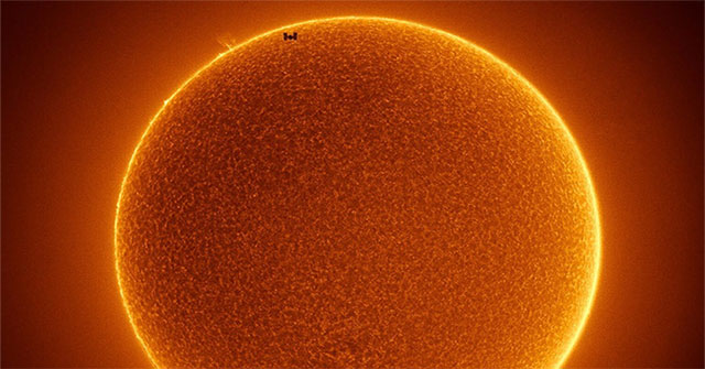 The moment the ISS station flew over the Sun.