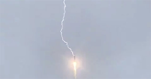 The moment the Russian missile was struck by lightning when bringing satellites into orbit