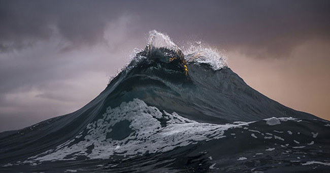 The moment when the waves rolled like a beautiful mountain