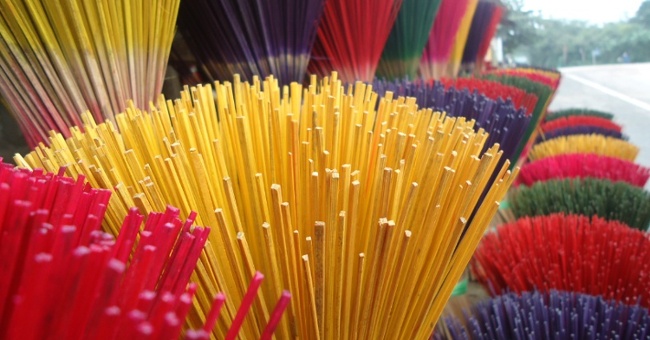 The more fragrant incense smoke, the more curved the incense is, the more toxic and easy to cause cancer
