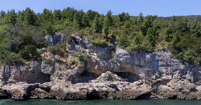 The mysterious cave reveals the 100,000-year-old world of others