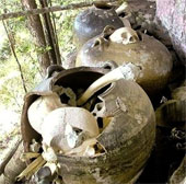 The mysterious cemetery on the cliff is 100 meters high