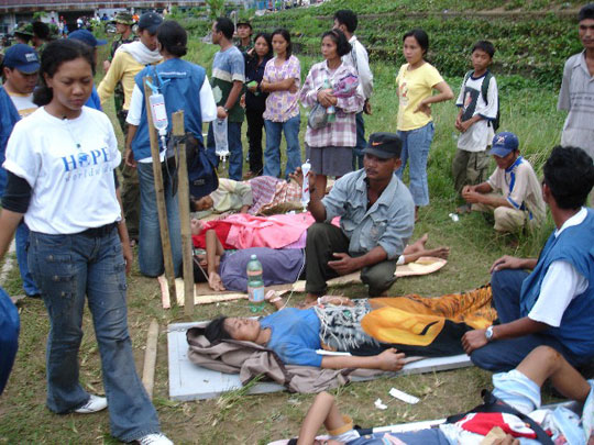 The number of people killed by the Indonesian tsunami increased to more than 100