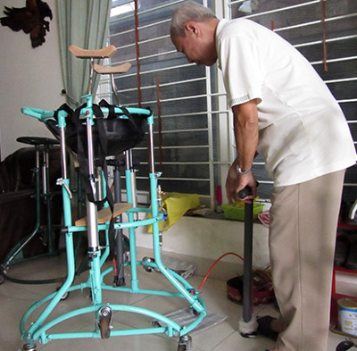 The old man invented the exclusive vehicle for the paralyzed
