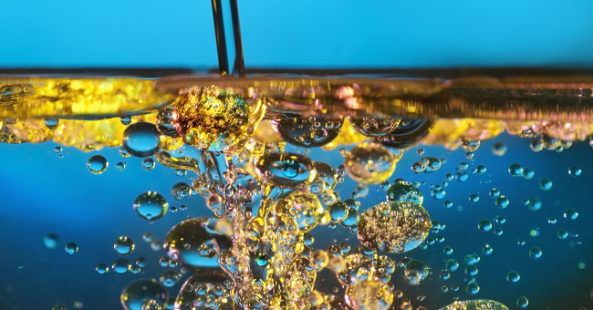 The olive oil spoon makes the surface of the lake wavy flat in the blink of an eye