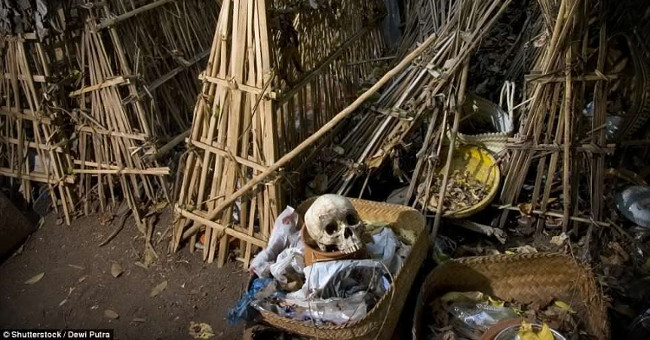 The only village in the world that has dead people died in bamboo cages for self-decomposition