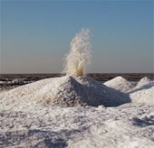 The phenomenon of 'ice volcano' on the lake
