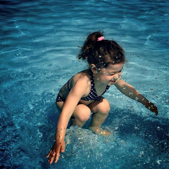 The photo makes the network debate: Is she above or below the water?