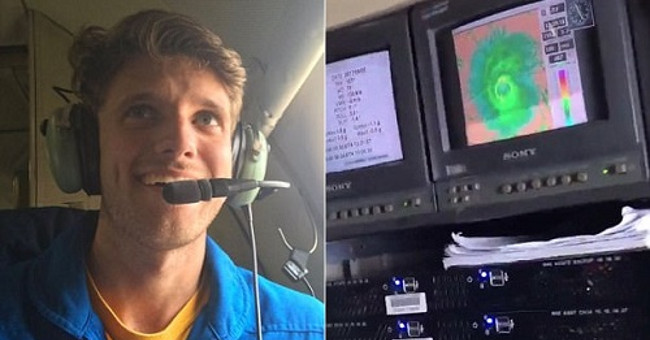 The pilot flew straight into the eyes of super typhoon 300km / h to retrieve data