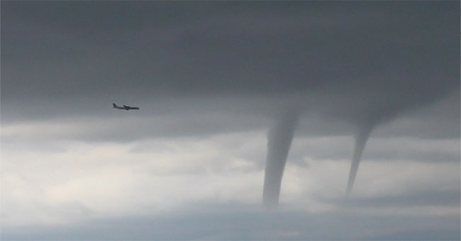 The plane flies through three taps of water off Russia
