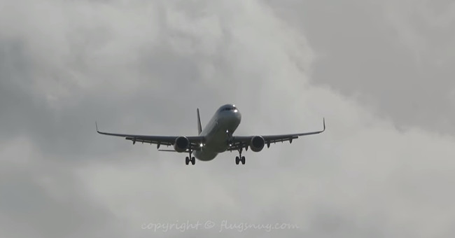 The plane landed in the condition of the wind caused everyone to be startled
