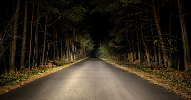 The road often happens so strange that the drivers do not dare to pass