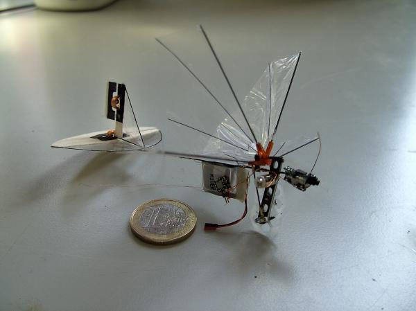 The robot flaps its wings like butterflies