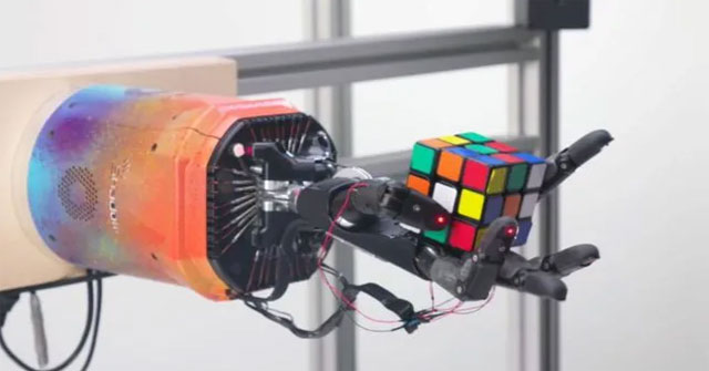 The robot hand solves the Rubik's cube in just about 4 minutes