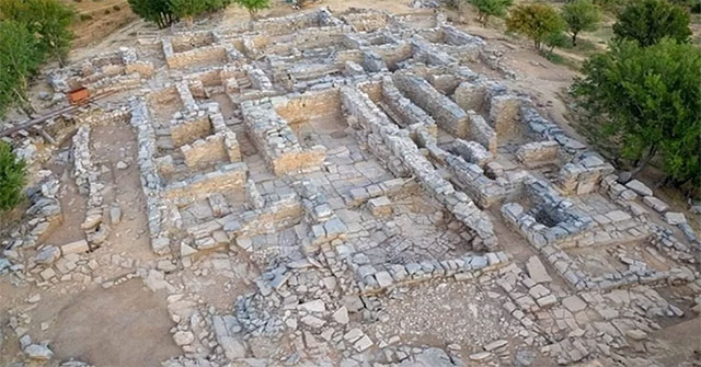 The room places the throne in the ruins of an old castle