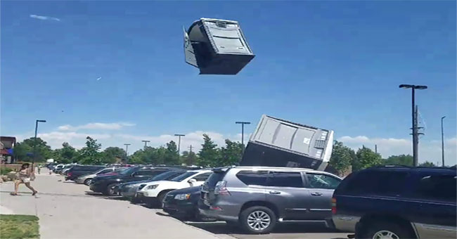 The sandbath of the public toilet flew into the sky
