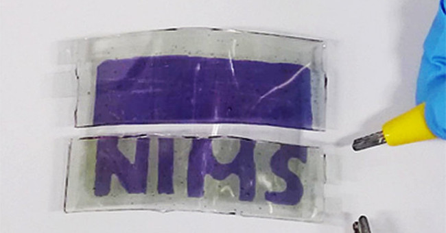 The screen is particularly flexible like silk, can be cut in pieces and still use