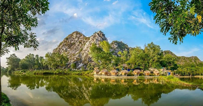 The season of ripe yellow rice at the foot of Tram mountain in the outskirts of Hanoi