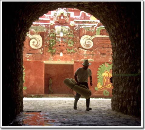 The secret of sparkling paint in Maya ancient temple