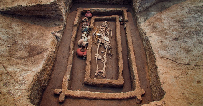 The skeleton is nearly two meters in the tomb of 5,000 years in China