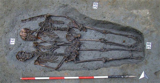 The skeleton of a mistress holding 1,600 years is a man