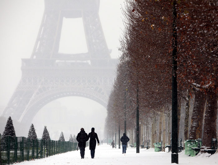 The snow fell back heavily, affecting France