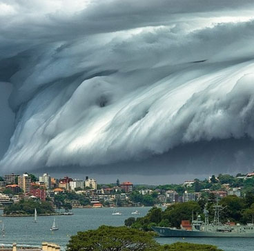 The strange giant cloud appears in the sky of Sydney