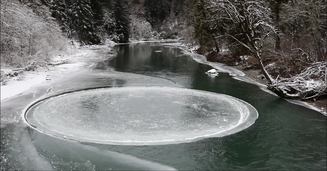 The strange ice circle rotates in the middle of the American river