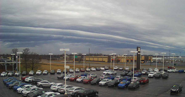 The strange white cloud band across the sky of American city