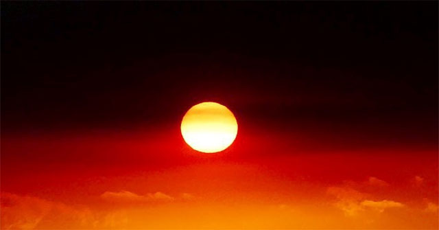 The sun 'imitates' the aboriginal flag in the bushfire in Australia