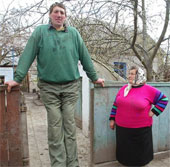 The tallest person in the world dies at age 44