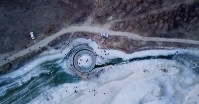 The tape rotates in the frozen river in China