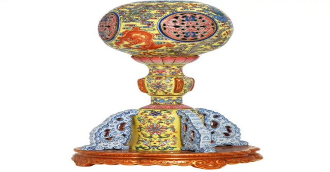 The thousand-dollar artifacts of the Qing emperor were turned into table lamps