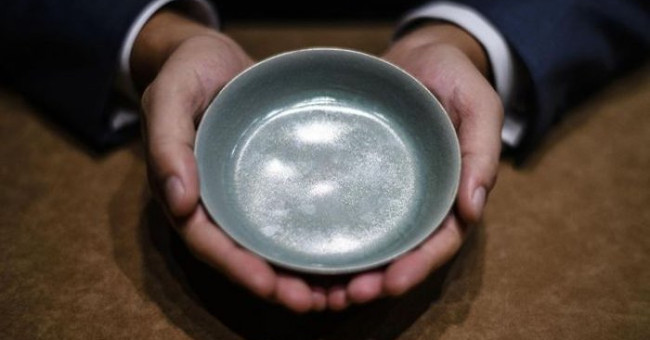 The thousand-year-old ancient bowl sold a record price of VND 850 billion