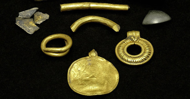 The thousand-year-old gold chain carved the god image to give happiness